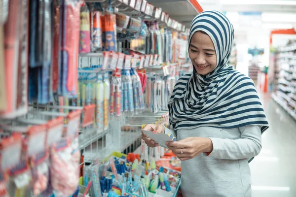 Vrouw winkelen in supermarkt supermarkt — Stockfoto