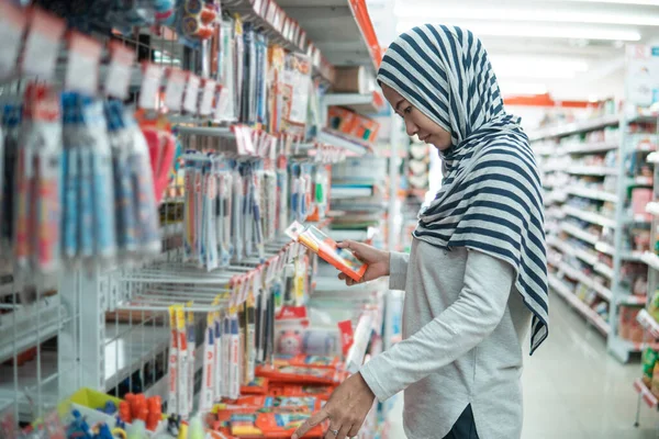 Kvinna shopping i livsmedelsbutik stormarknad — Stockfoto