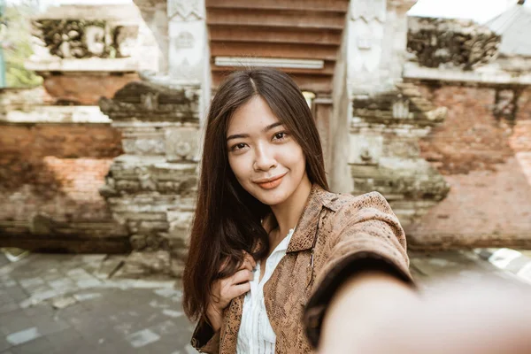 Woman taking selfie of her self — Stock Photo, Image