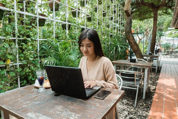 woman enjoy lunch while working