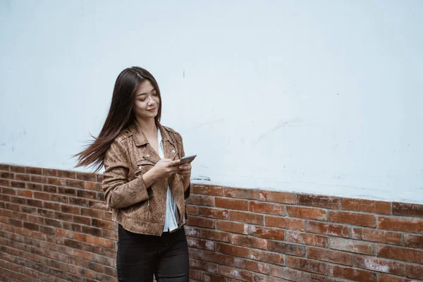 길을 걷고 있는 여자가 전화를 하고 있다 — 스톡 사진