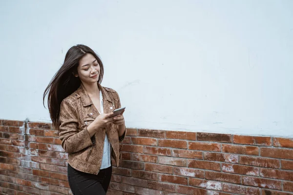 휴대폰 문자 메시지를 보내고 걷는 여성 — 스톡 사진