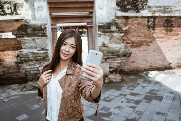 Žena brát selfie na sebe — Stock fotografie