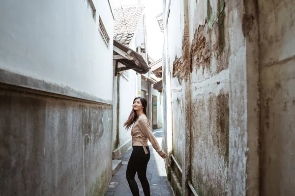 Mujer feliz caminando en la calle — Foto de Stock