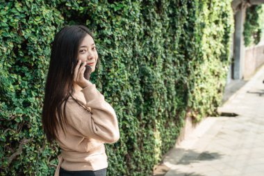 Cep telefonu kullanan bir kadın.