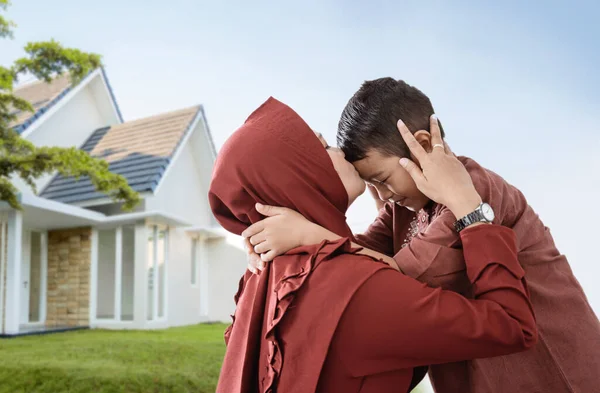 Moeder moslim kus haar zoon — Stockfoto