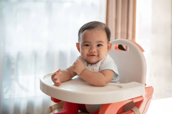 婴儿喂奶时间坐在高椅子上 — 图库照片