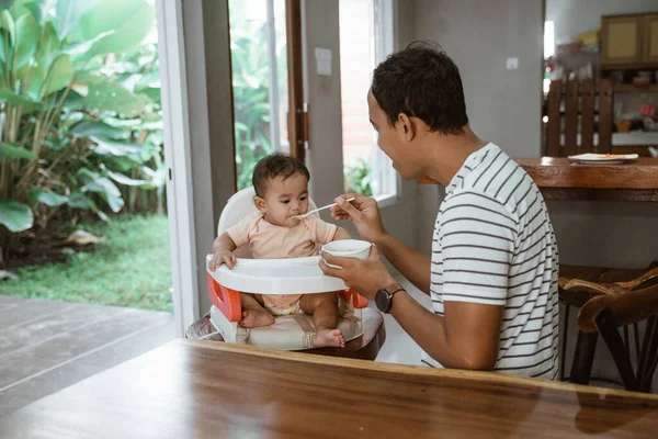 Father feeding baby — Stock Photo, Image