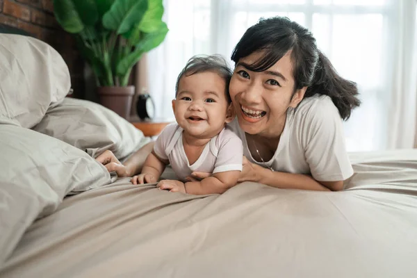 Madre jugando junto con su bebé — Foto de Stock