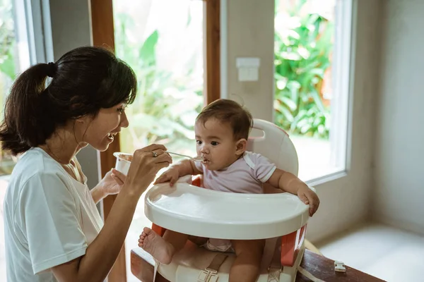 Madre alimentación bebé —  Fotos de Stock