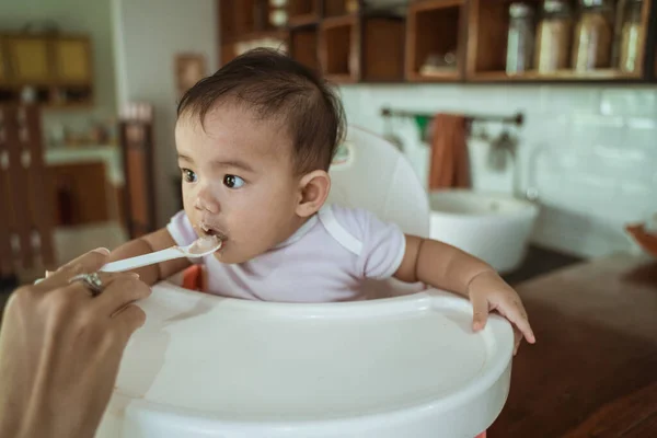 Tiempo de alimentación del bebé sentado en trona —  Fotos de Stock