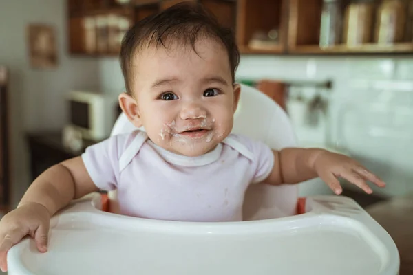 Tiempo de alimentación del bebé sentado en trona —  Fotos de Stock