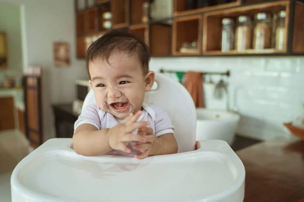 赤ん坊の餌やりの時間は椅子に座って — ストック写真