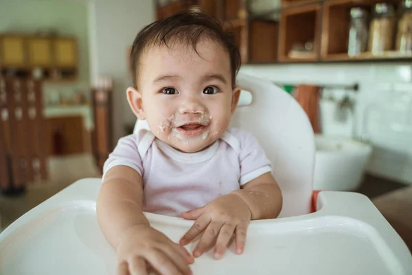 Babypôringstid sittende på Highchair – stockfoto