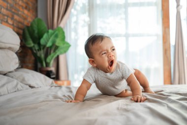 Asyalı bebek emeklemeyi öğren.