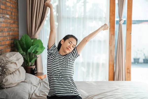 Žena asijské relaxační stretch ji rameno — Stock fotografie