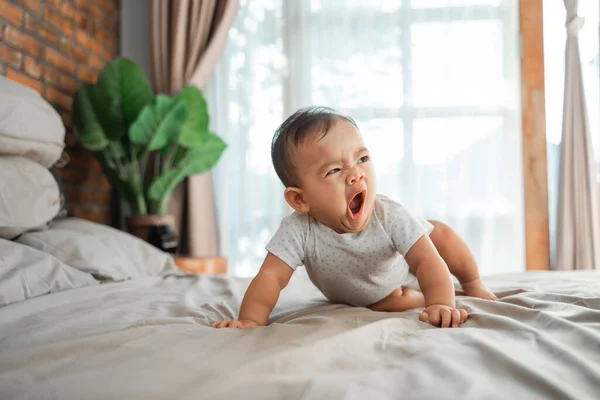 Asiatisk baby lära sig att krypa — Stockfoto