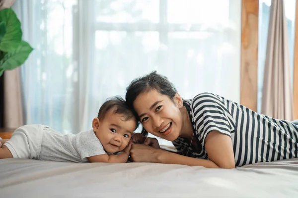 Madre jugando junto con su bebé — Foto de Stock