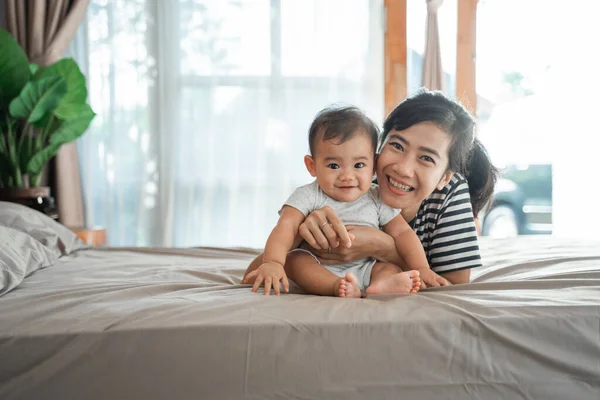 Mãe brincando junto com seu bebê — Fotografia de Stock