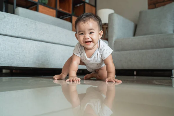 Азіатська дитина вчиться повзати — стокове фото