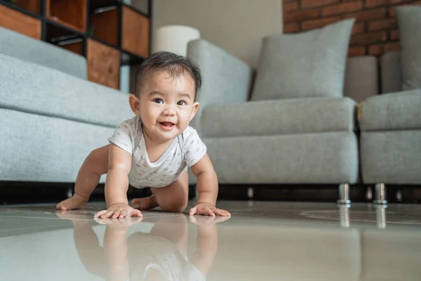 アジアの赤ん坊は這うことを学び — ストック写真
