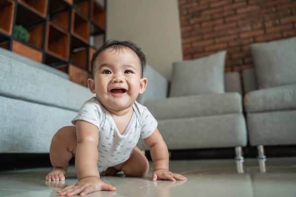 Asiático bebé aprender a gatear —  Fotos de Stock