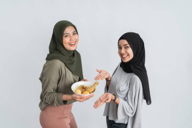 Kadınlar ketuptan ve opor ayam 'dan hoşlanır.