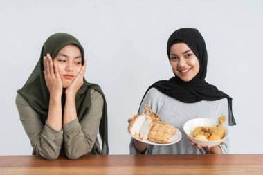Ramazan kutlamaları için ketupat ve opor ayam