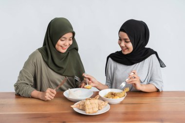 Kadınlar ketuptan ve opor ayam 'dan hoşlanır.