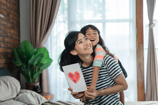 Anak asia memberikan surat cinta kepada ibu — Stok Foto