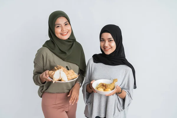 Wanita muslim dengan hidangan tradisional untuk Idul Mubarak — Stok Foto