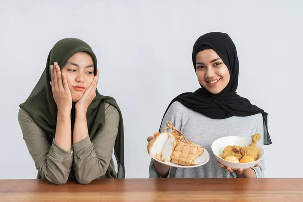 Ketupat a opor ayam na oslavu ramadánu — Stock fotografie