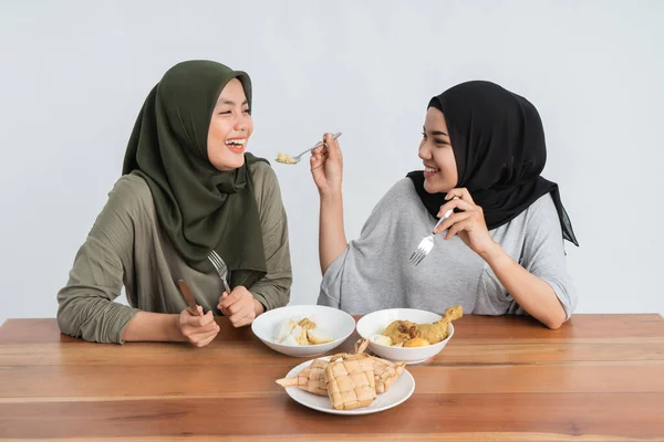 Хиджаб женщина завтракает вместе с едой — стоковое фото