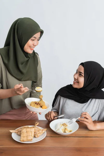 Hijab mujer desayunando comiendo juntos — Foto de Stock