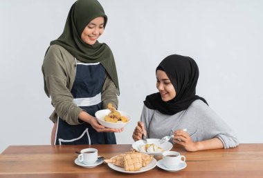 Kadınlar ketuptan ve opor ayam 'dan hoşlanır.