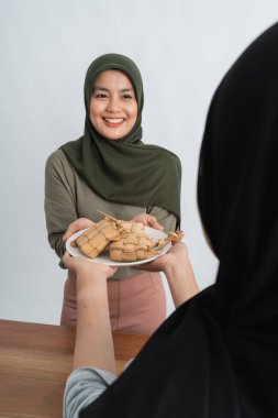 Ramazan 'da pirinç keki veren kadın.