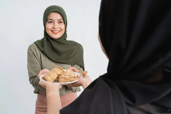 Hidžáb žena a přítel mají ketupat spolu — Stock fotografie
