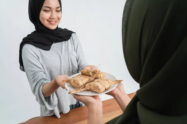 Žena dává rýžový dort na ramadánu — Stock fotografie