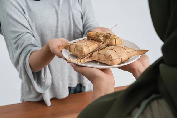 Nő ad egy kis rizs torta ramadan — Stock Fotó