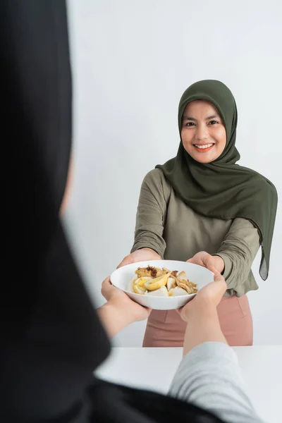 Hijab mujer y amigo teniendo ketupat juntos —  Fotos de Stock