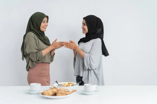 Mujer musulmana disculpándose juntos —  Fotos de Stock