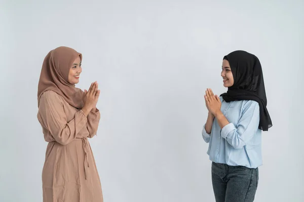 Moslim vrouw houden hun afstand — Stockfoto