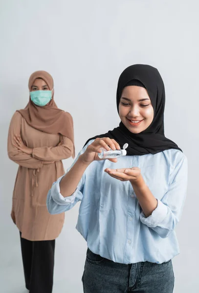 Жінка застосовує антибактеріальний крем для рук — стокове фото