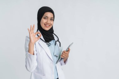 Asyalı Müslüman doktor jest yapıyor.