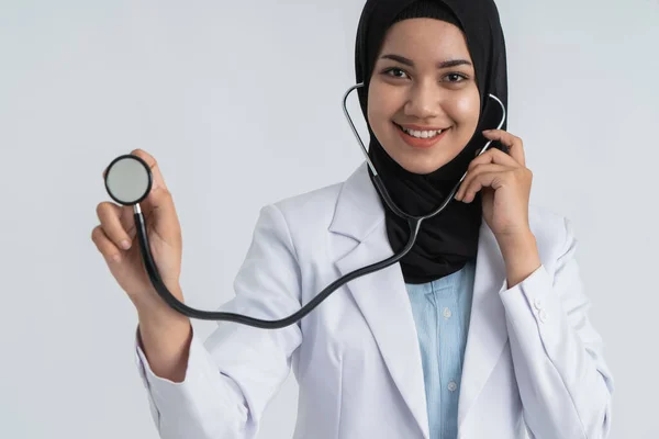 Kobieta lekarz hidżab za pomocą stetoskopu i uśmiech — Zdjęcie stockowe