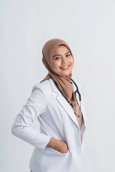 Médico fêmea muçulmana com casaco branco — Fotografia de Stock