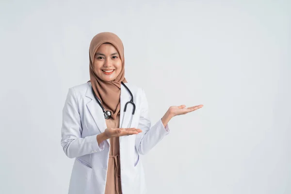 Мусульманская женщина-врач представляет — стоковое фото