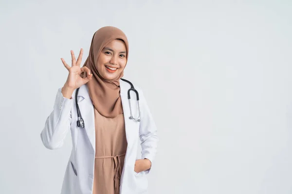 Asiático muçulmano médico mostrando oke gesto — Fotografia de Stock
