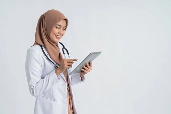 Muslimische asiatische Ärztin mit Tablet-PC — Stockfoto