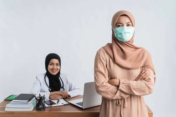 Muzułmański pacjent podczas badania lekarskiego — Zdjęcie stockowe